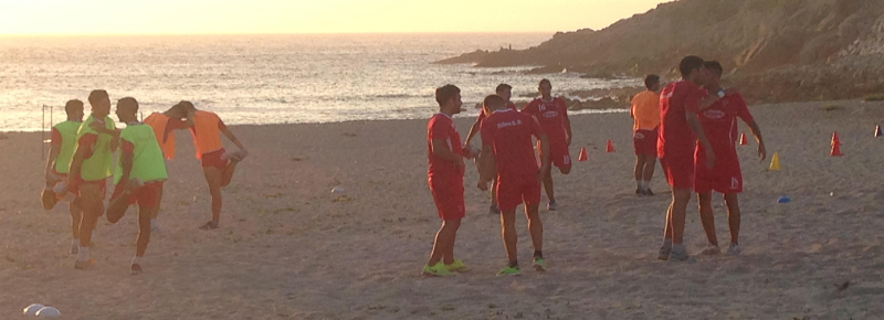 El primer equipo realizó una sesión de trabajo en la playa de Bens para iniciar la semana