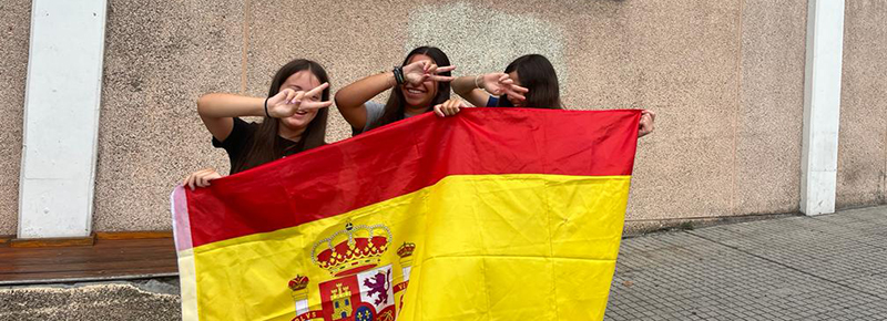 Los equipos femeninos vibraron con la victoria de España en las oficinas administrativas