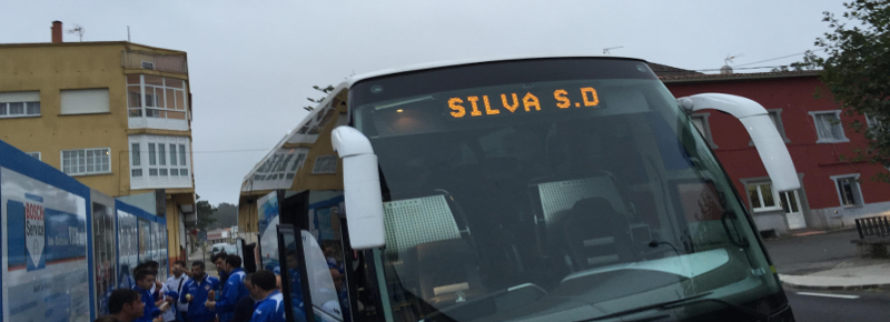 El primer equipo viaja a Ribadumia en un bus de Autocares Pombo