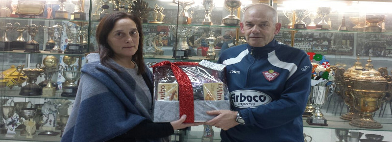Teresa Lema entregó la cesta de navidad a Antonio Pena por mayor cantidad de lotería vendida